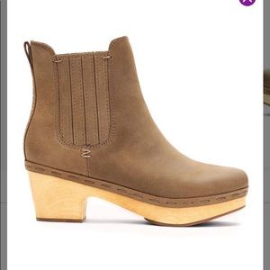 Taupe Odessa Leather Chelsea Boot sz 8